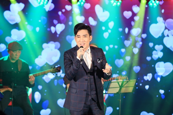 Quang Hà chào 2021 bằng đêm diễn toàn bản hit tại Sky Lounge